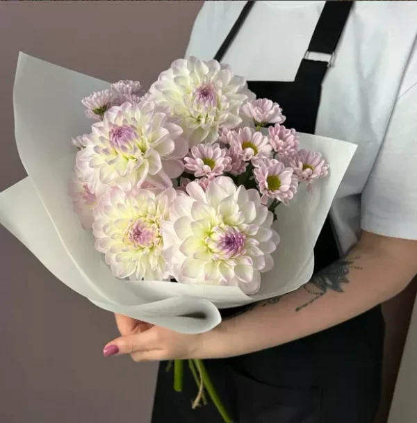 Букет "Финля" — Букет "Финля" — сборный букет из хризантем и георгинов, в котором оттенки и фактуры объединены в гармоничную…